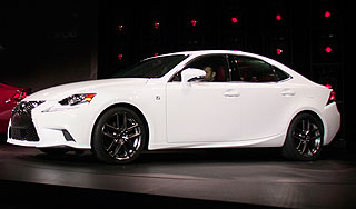 Китаянка исцарапала Lexus в автосалоне Китаянка исцарапала Lexus в автосалоне