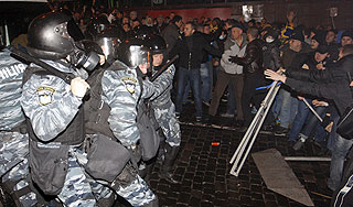 "Беркут" разогнал "Евромайдан" "Беркут" разогнал "Евромайдан"