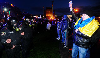 Азаров возмущен событиями в Киеве Азаров возмущен событиями в Киеве