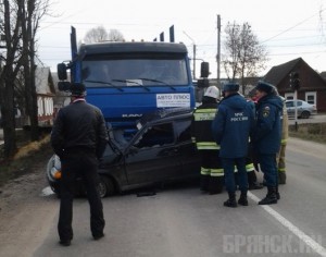 "Жигули" попала под лесовоз Фото: vk.com