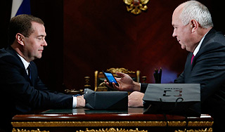 Медведеву показали российский йотафон Медведеву показали российский йотафон