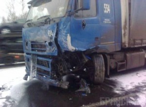 Легковушка врезалась в грузовик