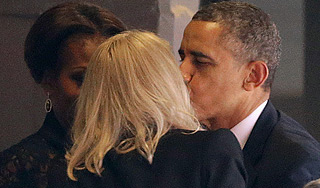 Обаму раскритиковали за фото на похоронах Обаму раскритиковали за фото на похоронах