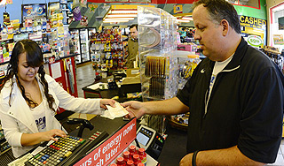 Латвийские кассиры работают в подгузниках Латвийские кассиры работают в подгузниках