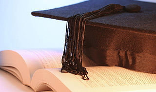 Старушка получила диплом в 90 лет Старушка получила диплом в 90 лет