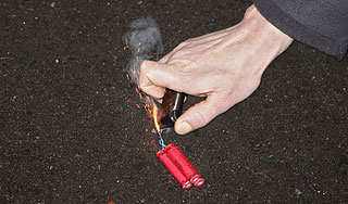 Самоучка-пиротехник лишился кистей рук Самоучка-пиротехник лишился кистей рук