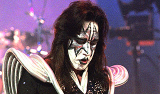 В США сгорел дом гитариста группы Kiss В США сгорел дом гитариста группы Kiss