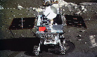 Китайский зонд передал первые фото с Луны Китайский зонд передал первые фото с Луны