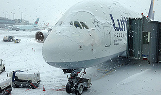 Циклон парализовал аэропорт Сахалина Циклон парализовал аэропорт Сахалина