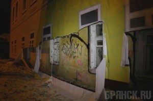 Хулиганы порезали баннер, прикрывающий дом по бульвару Гагарина Фото: unise.ru