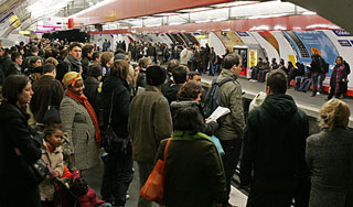 В Париже парализовано движение метро В Париже парализовано движение метро