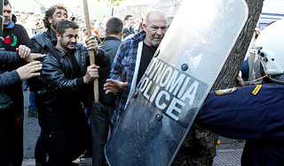 Полиция в Афинах разогнала фермеров газом Полиция в Афинах разогнала фермеров газом