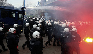 Демонстрантов в Гамбурге усмирили водой Демонстрантов в Гамбурге усмирили водой