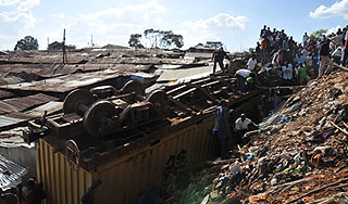 В Кении поезд врезался в жилые дома В Кении поезд врезался в жилые дома