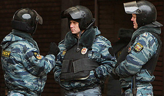 В Минводах бойцы ОМОНа устроили перестрелку В Минводах бойцы ОМОНа устроили перестрелку