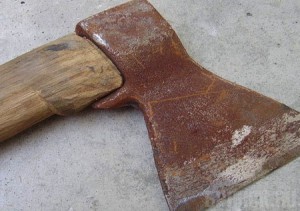 Заподозрив знакомую в краже, пенсионерка зарубила ее топором