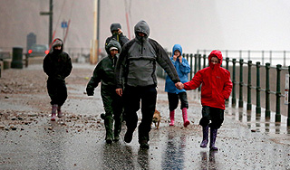 Мощный шторм парализовал Британию Мощный шторм парализовал Британию