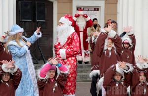 Брянск принял парад Дедов Морозов и Снегурочек Фото: Российская газета