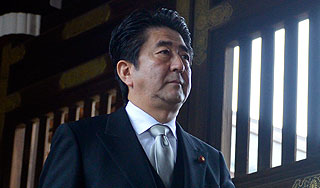 Премьера Японии осудили за посещение храма Премьера Японии осудили за посещение храма