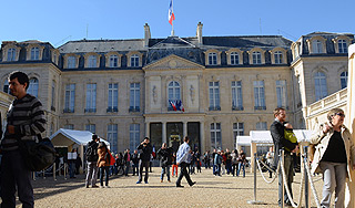 Режиссер протаранил Елисейский дворец Режиссер протаранил Елисейский дворец