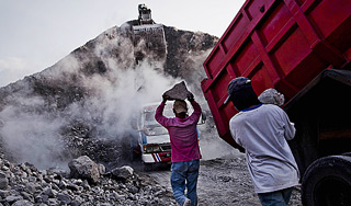 Саудовскую девочку неделю спасают из ямы Саудовскую девочку неделю спасают из ямы