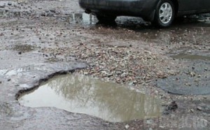 Яма на дороге стала причиной аварии