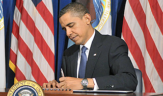 Обама подписал бюджет на два года Обама подписал бюджет на два года