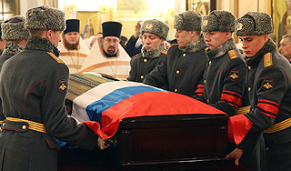 Калашникова похоронили под залпы АК-47 Калашникова похоронили под залпы АК-47