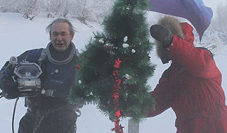 Водолазы установили елку на дне Лены Водолазы установили елку на дне Лены