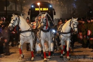 Космонавт Виктор Афанасьев прокатится с Олимпийским огнем на тройке лошадей