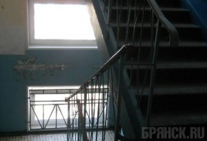 Безработный житель Брянска в подъезде напал на девушку