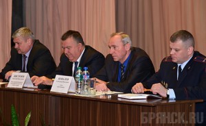 Чиновники недостаточно часто идут на контакт с населением