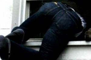В Брянской области вор ограбил дом, выставив оконное стекло