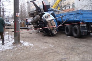 "ЗИЛ" не осилил железнобетонную плиту и завалился