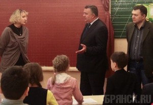 Брянские учителя пожаловались на грязь, свалку и залитые водой тротуары