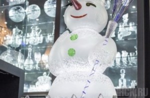 В Сочи к гигантским валенкам отправился хрустальный снеговик