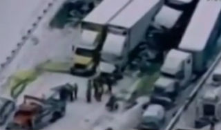 На трассе в США столкнулись 30 машин На трассе в США столкнулись 30 машин