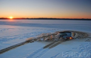 Брянские водители-экстремалы устроили «покатушки» на озере