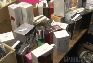 В Бежице под маркой известных брендов продавали дешевую парфюмерию