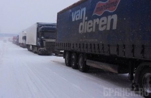 Брянские дальнобойщики застряли в плену снежной стихии