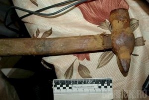 Тело сына женщина вытащила на улицу и оставила во дворе