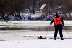 Полиция выясняет причины провала автомобиля под лед Фото: 32cars.ru