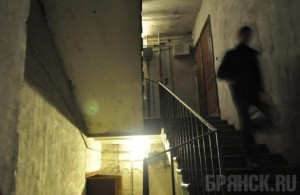 Молодой парень ограбил пенсионера в подъезде его дома