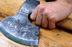 Мужчина зарубил топором сына, напавшего на мать