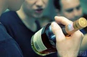 В Брянске задержали девушку, перепродававшую краденый элитный алкоголь