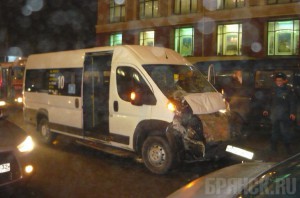 В Брянске маршрутка столкнулась с троллейбусом