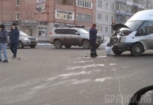 В Брянске иномарка врезалась в маршрутку: есть пострадавшие Фото: vk.com