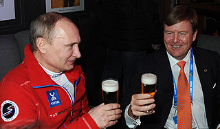 Король Нидерландов угостил Путина пивом Король Нидерландов угостил Путина пивом
