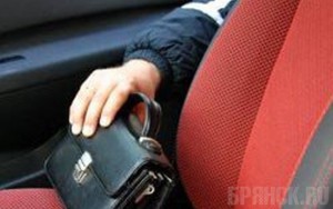 Беспечный автолюбитель, отойдя на минутку, лишился денег и телефона