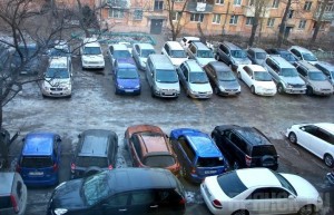 Бежицкие пенсионеры обеспокоены «стихийными» стоянками под окнами